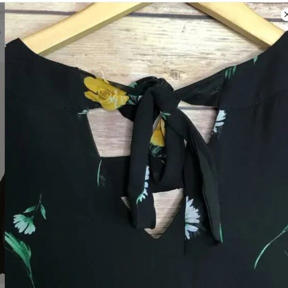 NWOT Black w/ Yellow Rose Print TORRID Sleeveless Blouse Size 2 - Picture 5 of 7